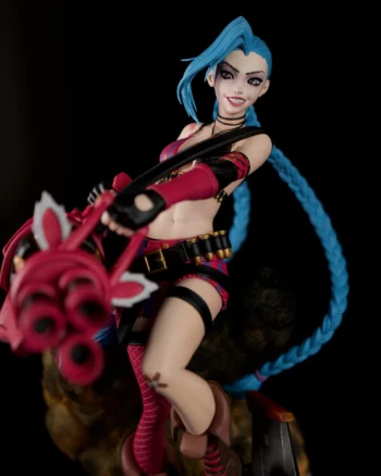 Jinx figurine 3D-printed and hand-painted by Polynur Design with cotton smoke effect